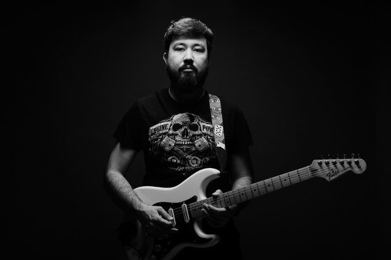 Арсен Ануар со Stratocaster в студии